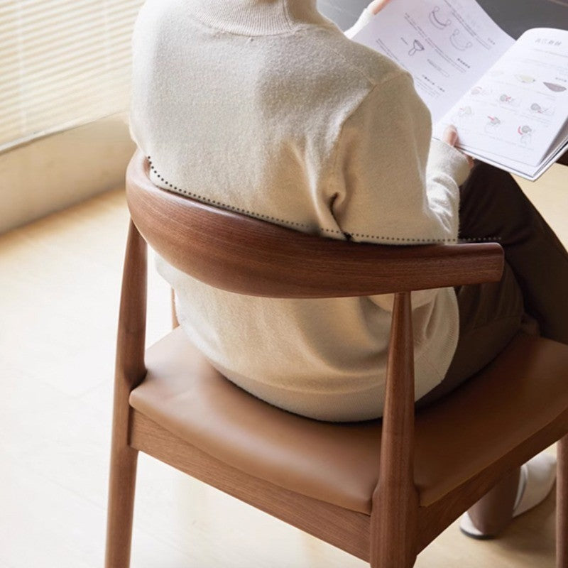 Chaise de salle à manger en bois de noyer massif Arden Wishbone