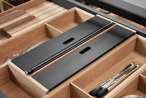 Panier à tiroir coulissant avec organiseurs en bois massif