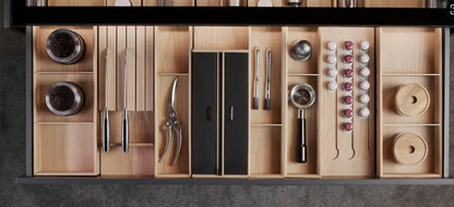 Panier à tiroir coulissant avec organiseurs en bois massif