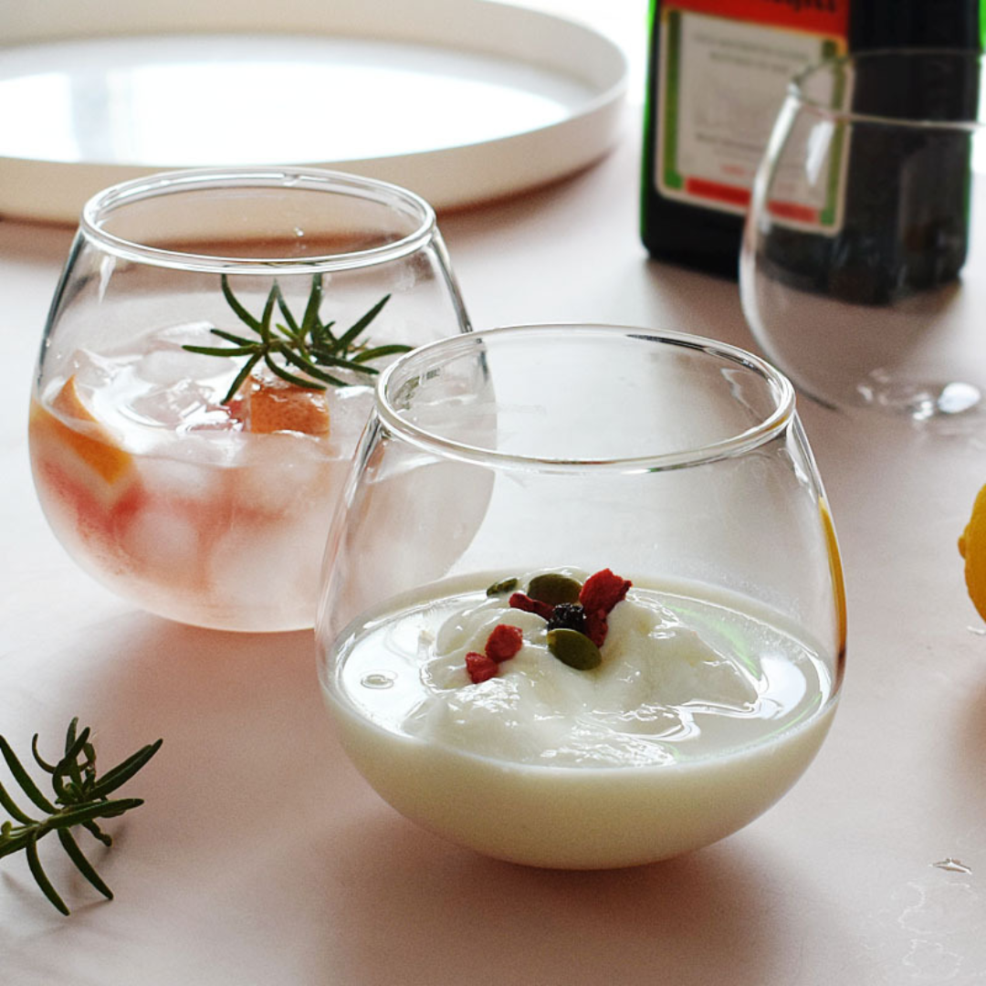 Ensemble de pichets en verre arrondis