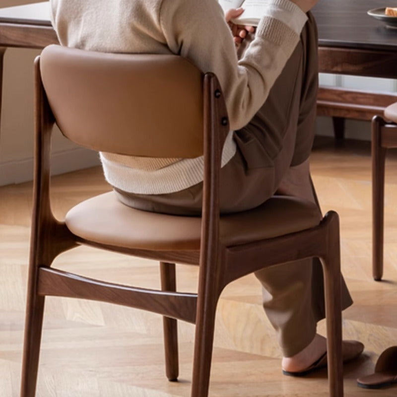 Chaise de salle à manger en bois de noyer Miles