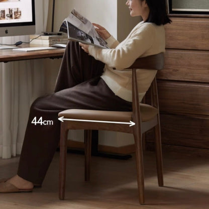 Chaise de salle à manger en bois de noyer massif Arden Wishbone