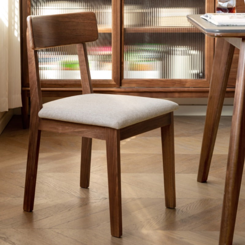 Chaise de salle à manger rembourrée en noyer Nadia